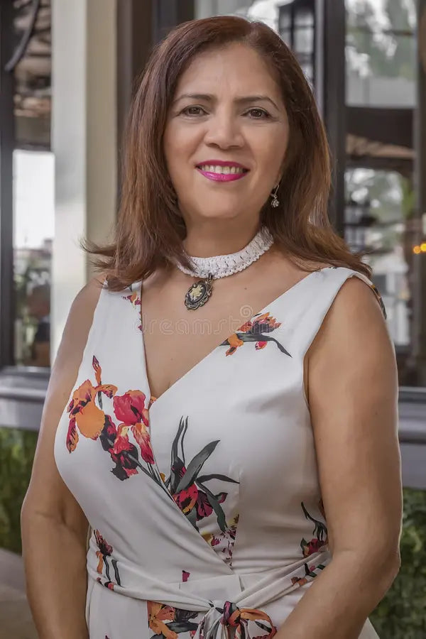 files/una-mujer-madura-hispanica-confiada-presenta-para-foto-de-op-sys-la-negocios-bien-vestida-esta-llevando-un-pantsuit-con-ahogador-140168741.webp